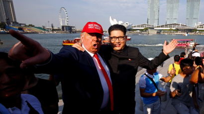 [서소문사진관] 김정은, 트럼프가 벌써 싱가포르에?