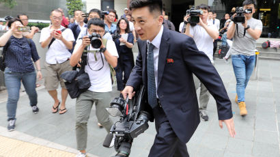 [서소문사진관]북·미 정상회담 앞두고 스타 된 북한 기자 