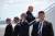 도널드 트럼프 미국 대통령이 9일 캐나다 바고트빌 공군기지에서 경호원들의 호위를 받으며 싱가포르로 향하는 에어포스 원에 오르고 있다. [AFP=연합뉴스]