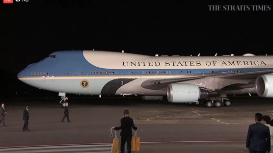 [속보] 트럼프 대통령, 싱가포르 공군기지 도착 