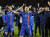홈팬들과 함께 자국 특유의 바이킹 박수를 선보이는 아이슬란드 축구대표팀 선수들. [AP=연합뉴스]