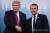 8일(현지시간) 캐나다 G7 정상회의에서 에마뉘엘 마크롱 프랑스 대통령(오른쪽)이 도널드 트럼프 대통령에게 악수를 청한 뒤 자국이 남을 정도로 세게 쥐고 흔들어 화제가 됐다.[AFP=연합뉴스] 