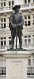 영국 런던의 국방부 앞에 서 있는 구르카족 병사의 동상. &#39;용감한 병사 중에 가장 용맹한 군인&#39;이라는 별명으로 불렸다 전통 단검인 쿠크리를 2개 겹쳐 놓은 구르카족 상징물이 보인다. [위키피디아]