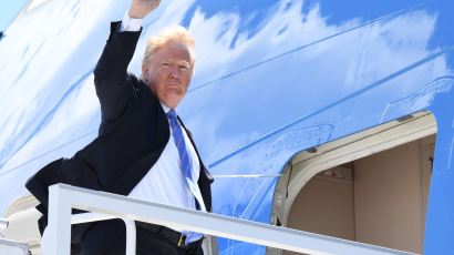 [서소문사진관] 비장한 표정으로 싱가포르로 떠나는 트럼프 대통령