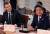 현지시간 9일 캐나데 퀘벡 G7정상회의에서 아베 신조 일본 총리(오른쪽)가 프랑스 마크롱 대통령 옆에 앉아있다.[로이터=연합뉴스]  