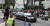 싱가포르 시민들이 10일 오후 세인트 레지스 호텔 입구에서 김정은 국방위원장이 탄 것으로 보이는 차량을 촬영하고 있다. [연합뉴스]