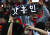 손흥민 팬이 1일 전주월드컵 경기장에서 열린 출정식에서 응원 문구를 들고 있다. 임현동 기자