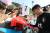 지난 29일 대구스타디움 보조구장에서 열린 오픈트레이닝 행사에서 손흥민이 팬에게 사인을 해주고 있다. [뉴스1]