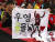 축구 팬들이 출정식에서 선수들을 응원하고 있다. 임현동 기자