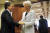 크리스틴 라가르드 국제통화기금(IMF) 총재(오른쪽)가 지난달 10일 미국 워싱턴의 IMF 본부에서 니콜라스 두조브네 아르헨티나 재무장관과 만나고 있다. [연합뉴스]