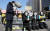 가습기살균제피해자가족모임 및 가습기살균제참사전국네트워크 회원들이 서울 광화문에서 공정위 조사결과 발표에 항의하는 퍼포먼스를 하고 있다. [중앙포토]