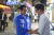 이시종 더불어민주당 충북지사 후보가 9일 오후 청주 충북대 인근 거리에서 유권자를 만나 인사를 하는 모습. [사진 이시종 후보 캠프 제공]