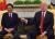 도널드 트럼프 미국 대통령이 지난 7일(현지시간) 미국 워싱턴 백악관 대통령 집무실에서 아베 신조(安倍晋三) 일본 총리를 만나고 있다. [AFP=연합뉴스]