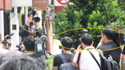 싱가포르서 외신 기자들 몰고 다니는 의외의 인물 