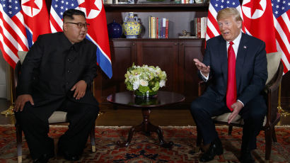트럼프·김정은, 단독·확대정상회담 종료 140분간 담판