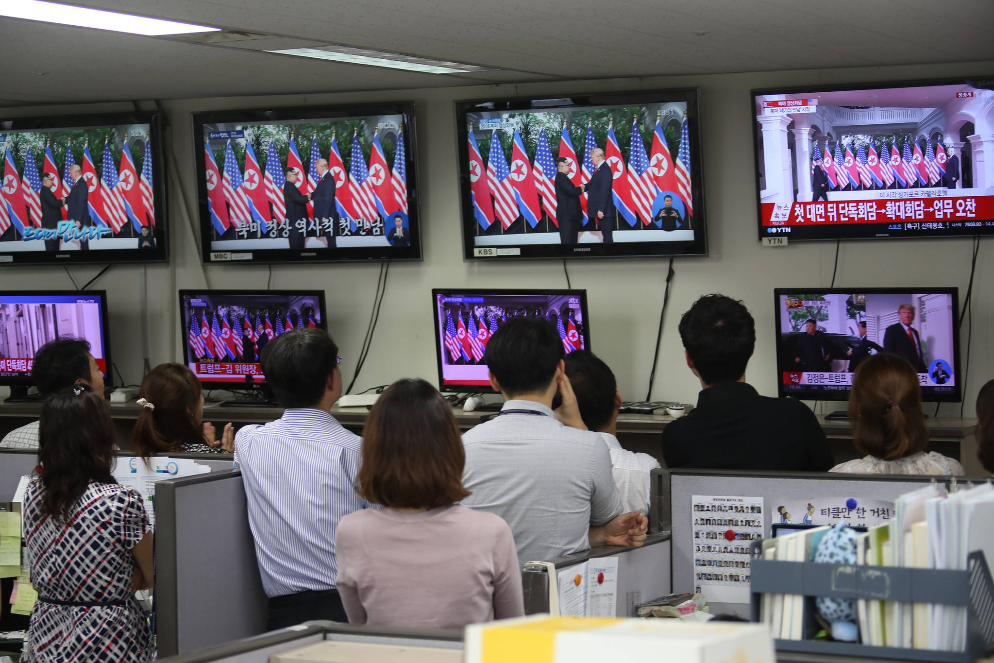 정부서울청사에서 공무원들이 북미 정상회담 방송을 보고 있다. [연합뉴스]