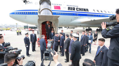 [서소문사진관] 미국산 보잉747 타고 북미회담 참석한 김정은과 트럼프. 