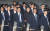 김정은 북한 국무위원장이 11일 저녁 싱가포르 에스플러네이드를 방문해 경호원에 둘러싸여 이동하고 있다.[연합뉴스]