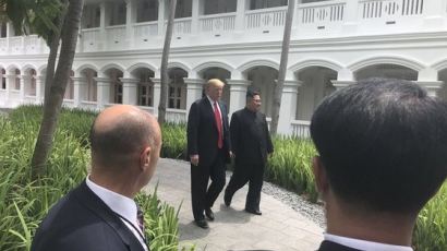 트럼프-김정은, 오찬 종료 후 카펠라 호텔 산책
