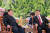 북한 노동당 기관지 노동신문이 5월9일 게재한 사진. 김정은 위원장이 중국 랴오닝(遼寧)성 다롄(大連) 에서 시진핑 주석과 담소를 나누고 있다. [연합뉴스]