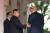 김정은 국무위원장이 회담장으로 향하던 회랑에서 트럼프 대통령의 왼쪽 어깨를 만지고 있다.[연합뉴스]