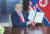 첫 북미정상회담이 열린 12일 오후 싱가포르 센토사 섬 카펠라호텔에서 미국 도널드 트럼프 대통령이 김정은 국무위원장과의 공동합의문을 교환한 뒤 들어 보이고 있다. [스트레이츠타임스 홈페이지 캡처] 