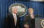 1994년 10월 18일 미국 백악관에서 빌 클린턴 전 대통령(왼쪽)이 당시 제네바 합의 미국측 수석 대표였던 로버트 갈루치 전 미국 북핵 특사와 기자회견하고 있다. [AP=연합뉴스]