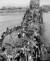 1950년 6월 4일 북한의 피난민들이 평양 대동강 다리를 건너 남쪽으로 이동하고 있다. 북진하며 북한군을 몰아내던 미국 주도의 유엔군은 중공군의 참전으로 승리를 내줘야 했다. [AP=연합뉴스]