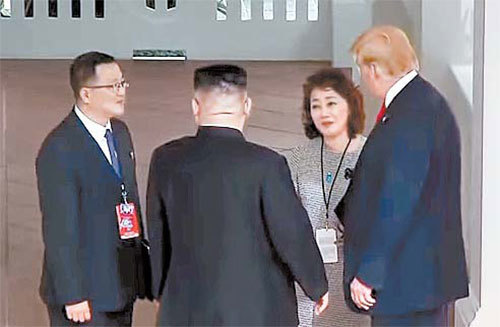 12일 북·미 정상회담에서 도널드 트럼프 미국 대통령과 김정은 북한 국무위원장의 통역을 하고 있는 미 국무부 소속 이연향 국장(오른쪽 둘째)과 북한 측 김주성 통역관(왼쪽 첫째). [뉴시스]