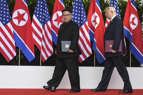 12일 정상회담 후 공동성명에 서명한 김정은 국무위원장과 도널드 트럼프 미국대통령. [AP=연합뉴스]