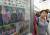 북미 정상회담이 열린지 하루가 지난 13일 북한 평양의 한 지하철역 신문 게시 코너에 뉴스를 보려는 시민들이 몰려들었다. [평양 교도=연합뉴스]