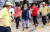 지난해 8월 23일 을지프리덤가이던 연습의 하나로 부산 금정구 장전초등학교에서 훈련이 이뤄지고 있다. 학생들과 시민들이 북한 미사일 발사를 가정해 긴급하게 대피하는 훈련을 하고 있다. [연합뉴스]