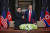 12일 북·미 정상회담 합의문에 서명한 김정은 북한 국무위원장과 도널드 트럼프 미국 대통령.