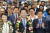 박남춘 인천시장 후보자가 당선 확실하다는 언론보도에 지지자들이 건넨 꽃다발을 목에 걸고 환하게 웃고 있다. [사진 박남춘 후보 캠프 ]