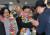 13일 오후 더불어민주당 윤일규 천안병 국회의원 당선인(가운데)이 천안시 선거사무실에서 지지자로부터 꽃다발을 받고 있다. [연합뉴스]
