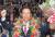 임종식 경북도교육감 후보가 13일 오후 포항 남구 선거 캠프에서 6·13지방선거 당선이 유력해지자 꽃목걸이를 목에 걸고 기뻐하고 있다.[뉴스1]