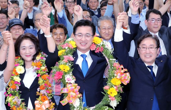 허태정 더불어민주당 대전시장 당선인이 선거사무실을 찾은 당원과 지지자들과 함께 기뻐하고 있다. 프리랜서 김성태