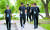 홍철(왼쪽), 오반석(가운데) 등 축구 대표선수들이 13일 러시아 상트페테르부르크의 숙소 인근 호수공원을 산책하고 있다. [연합뉴스]