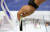 6·13 지방선거 투표일인 13일 오후 전북 전주시 서신동 제10투표소인 전주여울초등학교에서 한 유권자가 투표를 하고 있다. [뉴스1]