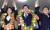 더불어 민주당 허태정 대전시장 당선인이 부인 양창희(왼쪽), 박범계 의원과 손을 들고 기뻐하고 있다. 프리랜서 김성태 