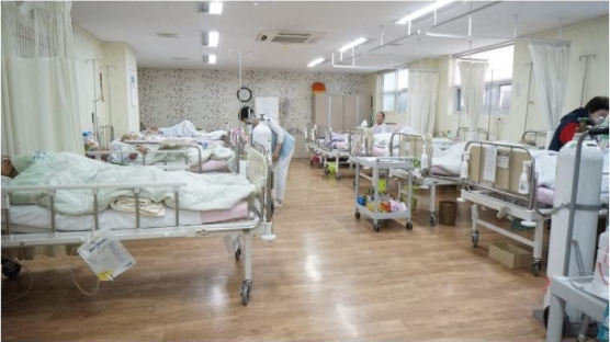 사망 전 10년 요양원·요양병원서 22개월 보내는 한국인