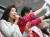 자유한국당 나경원 국회의원이 9일 울산 남구 신정시장에서 한국당 후보들의 지지를 호소하고 있다. [뉴스1]
