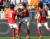 한국축구대표팀 박지성이 2010년 남아공월드컵 그리스전에서 골을 터트린 뒤 기성용 박주영과 함께 환호하고 있다. [중앙포토]