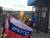 러시아 축구팬들이 15일 모스크바 루즈니키 스타디움에서 러시아 3색기를 들고 포즈를 취하고 있다. 모스크바=박린 기자