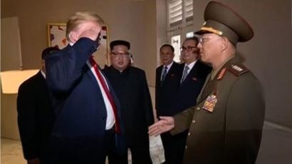 북한 군 장성에 거수경례하는 트럼프 영상 논란