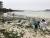 지난달 26일 제주바다 쓰레기를 주워 리사이클링 하는 이색축제 참가자들이 해양쓰레기를 줍고 있다. 최충일 기자