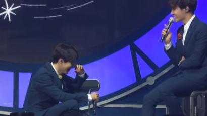 Why Did JIMIN Kneel Down In Front of J-HOPE During '2018 BTS PROM PARTY'?
