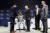 3월 14일 브라질 상파울루에서 열린 세계 경제 포럼에 참석해 세계 시민상을 수상한 펠레가 자리에서 일어서지 못한채 인사를 나누고 있다. [AP=연합뉴스]