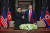 지난 6월 12일 싱가포르에서 북·미 정상회담 합의문 서명한 도널드 트럼프 미국 대통령(오른쪽)과 김정은 북한 국무위원장. [사진 싱가포르 통신정보부]