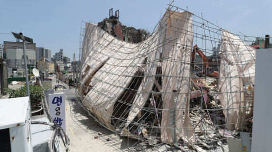 서울 동작구 4층짜리 철거 건물 일부 무너져…행인 1명 부상